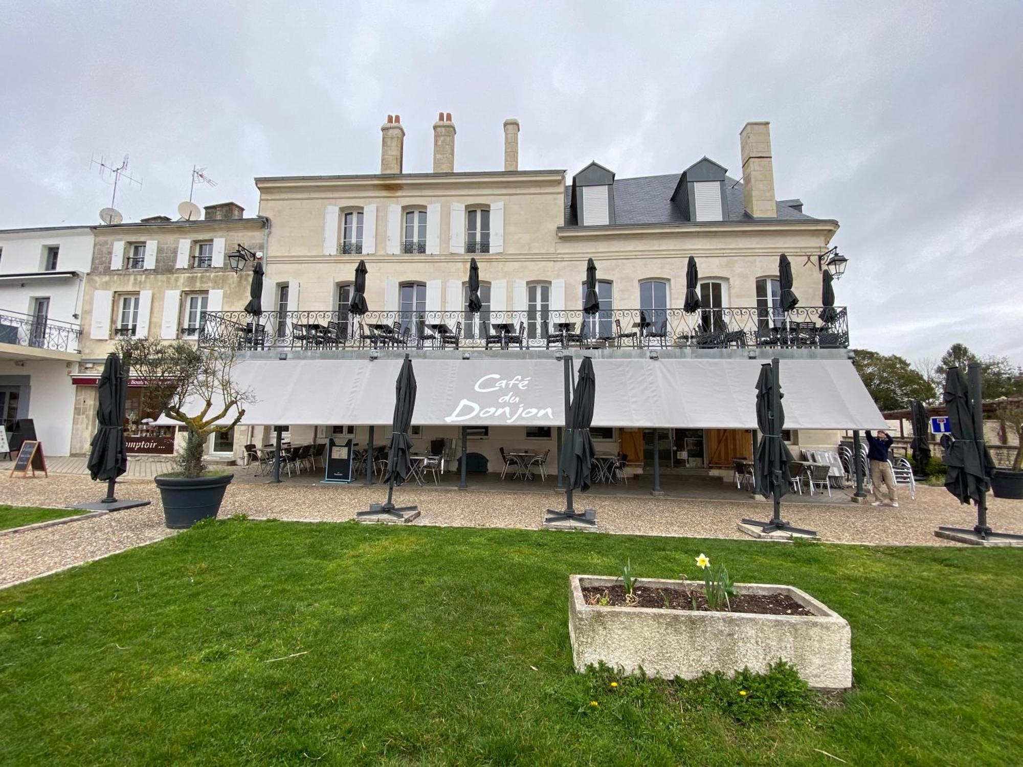 Appartement Face Au Donjon Pons Luaran gambar